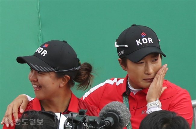 ▲ 지난 20일(현지시간) 브라질 리우데자네이루 올림픽 골프 코스에서 열린 2016 리우하계올림픽 여자골프 경기가 끝난 뒤 박세리 감독(오른쪽)이 김세영과 함께 눈물을 보이고 있다. /사진=연합 DB ▲ 지난 20일(현지시간) 브라질 리우데자네이루 올림픽 골프 코스에서 열린 2016 리우하계올림픽 여자골프 경기가 끝난 뒤 박세리 감독(오른쪽)이 김세영과 함께 눈물을 보이고 있다. /사진=연합 DB