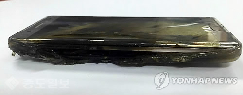 ▲ 갤노트7 충전 중 폭발 주장 잇달아
<br />지난달 30일 오전 소셜네트워크서비스(SNS) 카카오스토리에 한 네티즌이 '갤럭시노트7 폭발이 또 있었다'며 등록한 사진. 삼성전자 갤럭시노트7이 충전 중 폭발했다는 주장은 지난달 24일에 이어 일주일 사이 두 차례나 제기됐다. 2016.8.30 [인터넷 커뮤니티 뽐뿌 캡처=연합뉴스] 