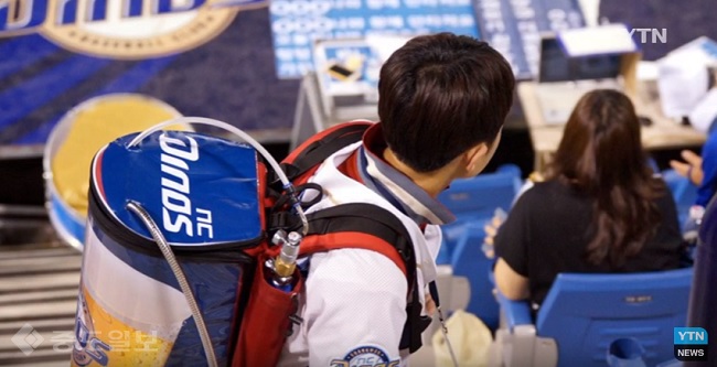 ▲ 야구장 맥주보이/사진=YTN 화면 캡쳐 ▲ 야구장 맥주보이/사진=YTN 화면 캡쳐