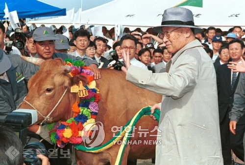▲ 정주영명예회장 소떼몰고 방북
<br />정주영현대명예회장이 16일 오전 소떼를 몰고 방북, 임진각에서 열린 행사장에서 소를잡고 손을 흔들어 보이고 있다. 1998.6.16 (연합뉴스) ▲ 정주영명예회장 소떼몰고 방북
<br />정주영현대명예회장이 16일 오전 소떼를 몰고 방북, 임진각에서 열린 행사장에서 소를잡고 손을 흔들어 보이고 있다. 1998.6.16 (연합뉴스)