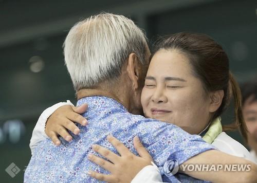▲ 금빛 포옹 (영종도=연합뉴스) 윤동진 기자 = 2016 리우데자네이루 올림픽에서 금메달을 목에 건 '골프 여제' 박인비가 23일 인천국제공항을 통해 들어선 후 할아버지와 포옹을 하고 있다. 2016.8.23 /사진=연합 DB ▲ 금빛 포옹 (영종도=연합뉴스) 윤동진 기자 = 2016 리우데자네이루 올림픽에서 금메달을 목에 건 '골프 여제' 박인비가 23일 인천국제공항을 통해 들어선 후 할아버지와 포옹을 하고 있다. 2016.8.23 /사진=연합 DB