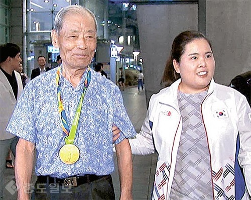 ▲ 금의환향한 박인비(오른쪽)와 금메달을 목에 건 할아버지 박병준 씨. [사진 JTBC골프 화면 캡처]