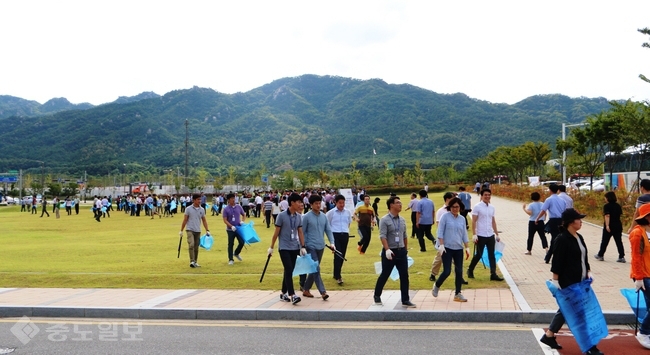 ▲ 충남도와 도교육청, 도경찰청, 홍성·예산군 공무원 등이 내포신도시 일원에서 ‘추석맞이 내포신도시 대청소’를 펼치고 있다. 충남도 제공