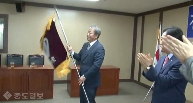 ▲ 1일 열린 중도일보 창간 65주년 기념식과 사장 이취임식에서 김원식 회장(사진 오른쪽)으로부터 중도일보 깃발을 건네 받은 최정규 신임 사장(왼쪽).