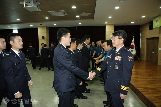 ▲ 장향진 청장(오른쪽)이 신임경찰관들과 악수하고 있다./충남경찰청 제공.