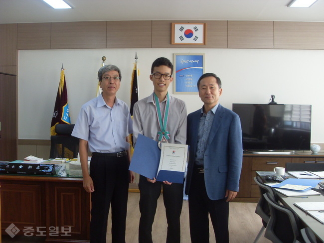 ▲ 사진왼쪽부터 윤석원 교감, 권의진 학생, 김상규 교장