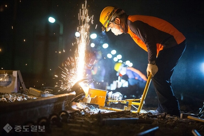 ▲ 코레일 직원이 레일 재설정 작업을 하고 있다. 코레일 제공