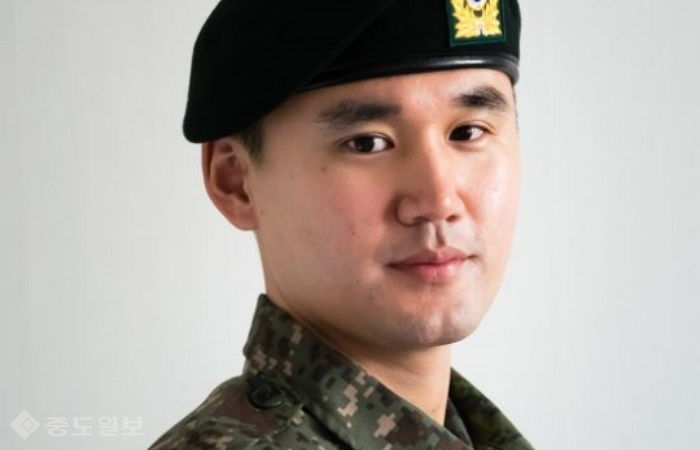 ▲ 美 대학교수직 중단하고 군에 자진입대한 31살 박주원 일병 /사진=병무청 ▲ 美 대학교수직 중단하고 군에 자진입대한 31살 박주원 일병 /사진=병무청