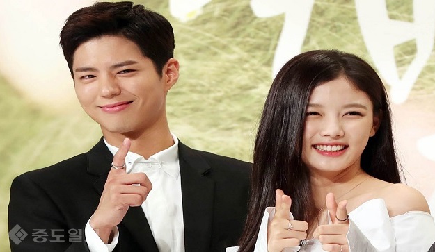 ▲ 눈썹과 인당, 이마의 기색이 좋은 탤런트로는 최근 인기를 모으고 있는 드라마 '구르미 그린 달빛'의 박보검과 김유정을 들 수 있다. 드라마 '구르미 그린 달빛' 제작발표회에서 함께 한 박보검과 김유정. ▲ 눈썹과 인당, 이마의 기색이 좋은 탤런트로는 최근 인기를 모으고 있는 드라마 '구르미 그린 달빛'의 박보검과 김유정을 들 수 있다. 드라마 '구르미 그린 달빛' 제작발표회에서 함께 한 박보검과 김유정.