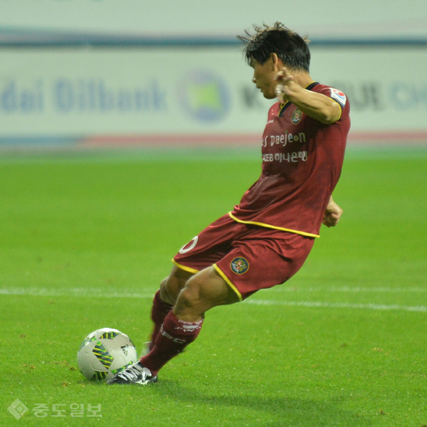 ▲ 대전시티즌 김동찬이 7일 K리그 챌린지 33라운드 대구와의 경기에서 구스타보가 얻은 PK를 성공시키며 시즌 15번째 득점을 기록했다. 