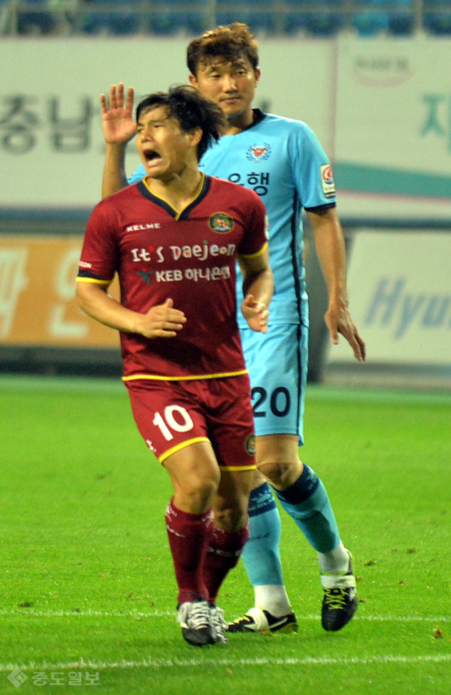 ▲ 원망스런 골 대여... 김동찬이 골대를 살짝 스쳐가는 슛을 보고 안타까워 하고 있다. ▲ 원망스런 골 대여... 김동찬이 골대를 살짝 스쳐가는 슛을 보고 안타까워 하고 있다.