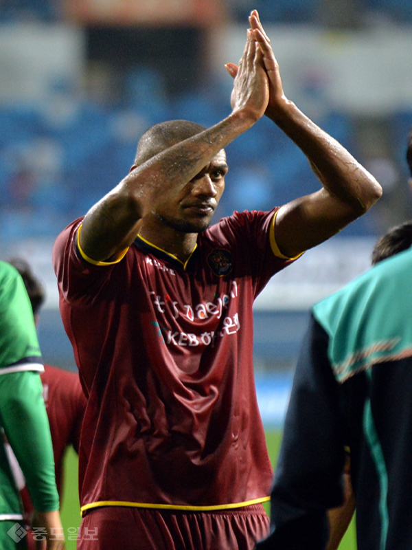 ▲ 장끌로드가 서포터들의 성원에 화답을 보내고 있다. ▲ 장끌로드가 서포터들의 성원에 화답을 보내고 있다.