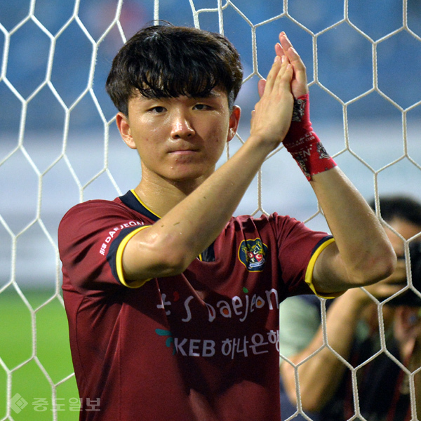 ▲ 열심히 중원을 누볐지만 무엇인가 아쉬움의 표정이 가득한 황인범 ▲ 열심히 중원을 누볐지만 무엇인가 아쉬움의 표정이 가득한 황인범