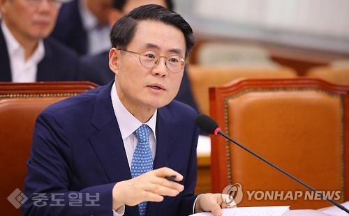 ▲ 김재수 농림축산식품부 장관 후보자가 지난 1일 오전 국회에서 열린 인사청문회에서 질문에 답하고 있다./사진=연합 DB ▲ 김재수 농림축산식품부 장관 후보자가 지난 1일 오전 국회에서 열린 인사청문회에서 질문에 답하고 있다./사진=연합 DB