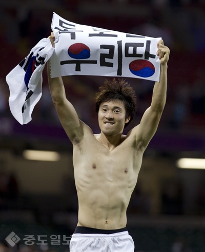 ▲ 2012년 8월 10일 런던올림픽 축구 3-4위전에서 한국대표팀의 박종우가 일본에 승리한 뒤 '독다는 우리 땅' 플래카드를 펼쳐보이는 모습./사진=연합 DB
<br />