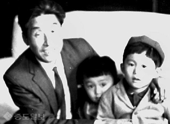 ▲ 손자를 안고 웃고 있는 고형곤(왼쪽) 전 민정당 의원. 사진 속 두 아이는 고건 전 총리의 큰아들 진(오른쪽)과 둘째 아들 휘(가운데)다. [고건 전 총리 제공] /사진 출처=중앙일보 2013년 3월25일 자 [남기고] 고건의 공인 50년 (29) 부친이 내린 공직3계