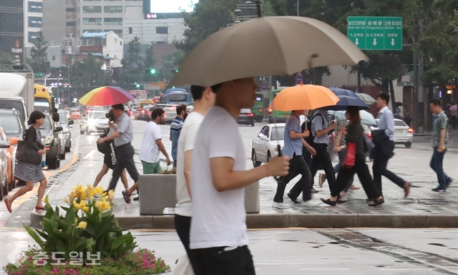 ▲ 주말동안 전남, 경상내륙, 강원영동 등 지역 곳곳에 비가 내릴 예정이다. 출처=연합뉴스 제공.