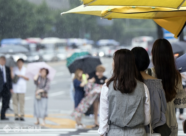 ▲ 10일 토요일은 일교차와 비소식으로 우산과 외투를 챙기는 게 좋겠다. 출처=연합뉴스 제공.