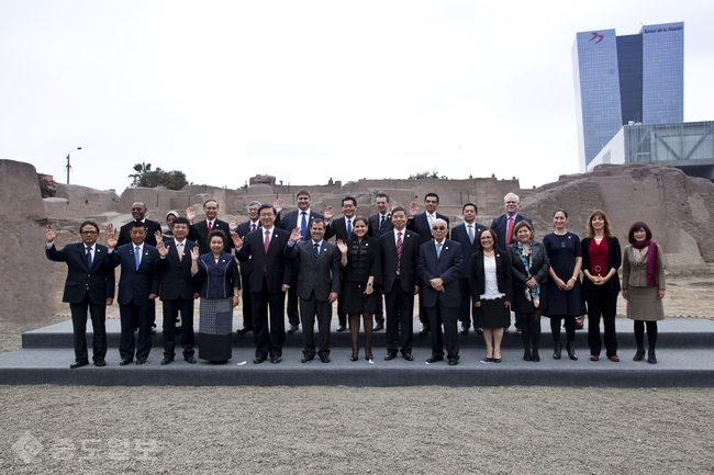 ▲ 주영섭 중소기업청장은 APEC 중소기업장관회의 참석한 회원국 장관과 함께 단체 기념촬영을 하고 있다.