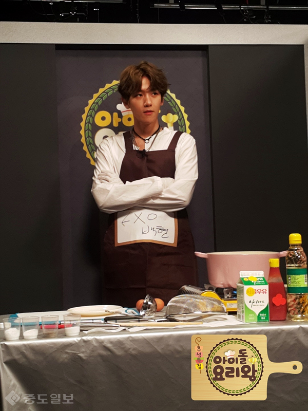 ▲ 인기 아이돌 그룹 'EXO'의 백현이 요리를 준비하고 있다. 출처=MBC홈페이지 캡쳐