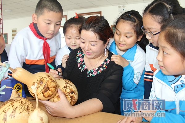 ▲ 新都小学的学生跟老师学葫芦烙烫。