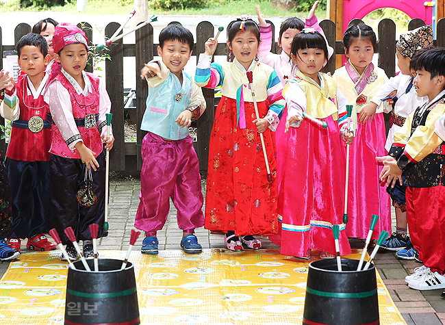 ▲ 추석 연휴를 앞둔 12일 오전 경기도 수원시 권선구 시립세류어린이집에서 한복을 곱게 차려입은 어린이들이 투호놀이를 하고 있다./연합뉴스