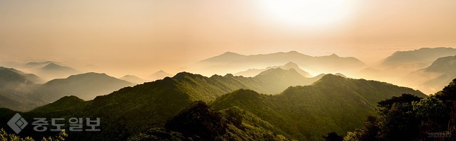 ▲ 계룡산 전경(이상헌) 제13회 국립공원 사진공모전 우수작/출처=환경부 홈페이지 ▲ 계룡산 전경(이상헌) 제13회 국립공원 사진공모전 우수작/출처=환경부 홈페이지