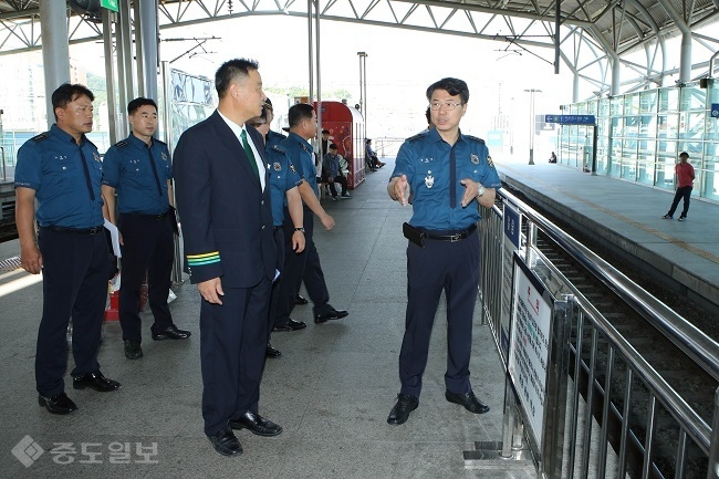 ▲ 장향진(맨 오른쪽) 충남경찰청장이 지난 13일 온양온천역에서 테러 예방을 위한 점검을 펼치고 있다. 충남경찰청 제공