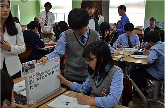 ▲ 교사 학습공동체를 통한 수업공개 모습.