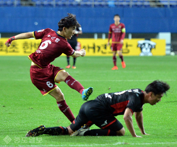 ▲ 김선민이 없는 황인범은 많이 힘들어 보였다.. 특유의 중거리 슈팅도 날카로운 공간 패스도 오늘은 매우 버거워 보였다. 김선민은 오늘 경기에서 경고 누적으로 출전하지 못했다. ▲ 김선민이 없는 황인범은 많이 힘들어 보였다.. 특유의 중거리 슈팅도 날카로운 공간 패스도 오늘은 매우 버거워 보였다. 김선민은 오늘 경기에서 경고 누적으로 출전하지 못했다.