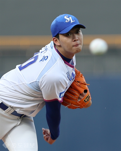 ▲ 삼성라이온즈 정인욱이 개그우먼 허민과 열애를 공개했다.