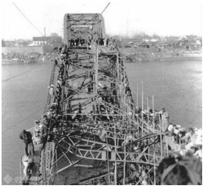 ▲ 중공군의 참전으로 1.4후퇴를 하게된 피난민들이 부서진 대동강 철교를 넘고 있다./사진 출처=블로그 '미래제국' ▲ 중공군의 참전으로 1.4후퇴를 하게된 피난민들이 부서진 대동강 철교를 넘고 있다./사진 출처=블로그 '미래제국'