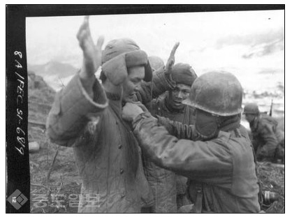 ▲1950년 3월 미군이 중공군 포로의 소지품을 검사하고 있다./사진 출처=블로그 '黃薔(李尙遠)' ▲1950년 3월 미군이 중공군 포로의 소지품을 검사하고 있다./사진 출처=블로그 '黃薔(李尙遠)'
