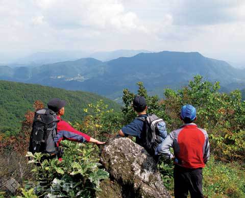 ▲ 가창산 정상에서 내려다본 전망/출처=월간 산 