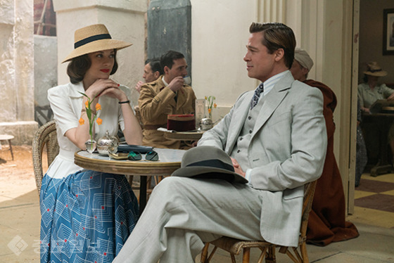 ▲ 브래트 피트와 '불륜설'이 제기된 마리옹 꼬띠아르. /사진은 '얼라이드' 스틸컷