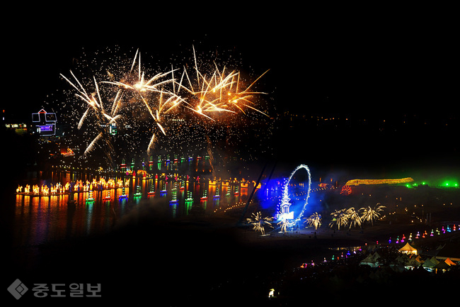 ▲ 백제문화제 개막식이 열리는 부여 구드래공원에서 오는 23일 중부권 최대의 불꽃축제가 준비중이다. 사진은 지난해 백제문화제 개막식 불꽃축제 장면.