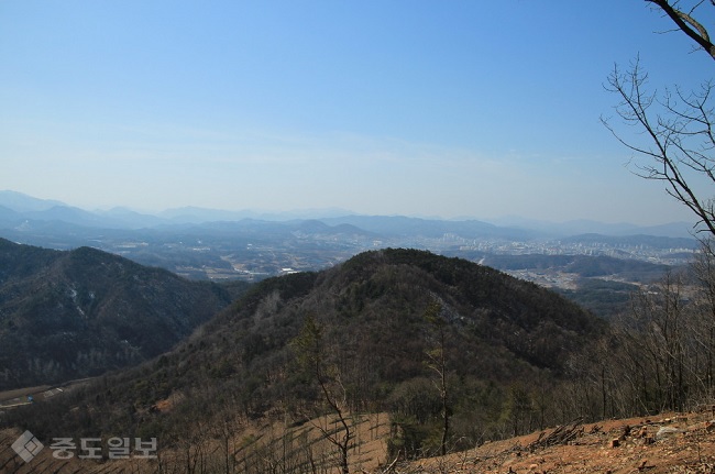 ▲ 설매산과 제천 시내 모습/출처=다음 블로그 '산이 나를 오라하네!!!' ▲ 설매산과 제천 시내 모습/출처=다음 블로그 '산이 나를 오라하네!!!'