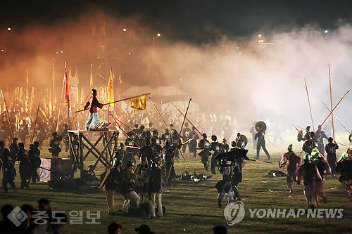 ▲ 2008년 10월 논산천 둔치에서 펼쳐진 황산벌전투 재연행사/사진=연합 DB ▲ 2008년 10월 논산천 둔치에서 펼쳐진 황산벌전투 재연행사/사진=연합 DB