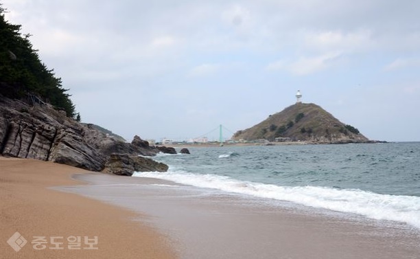 ▲ 해파랑길 21코스, 바다 너머로 죽도산 전망대가 보인다./제공=한국관광공사 ▲ 해파랑길 21코스, 바다 너머로 죽도산 전망대가 보인다./제공=한국관광공사