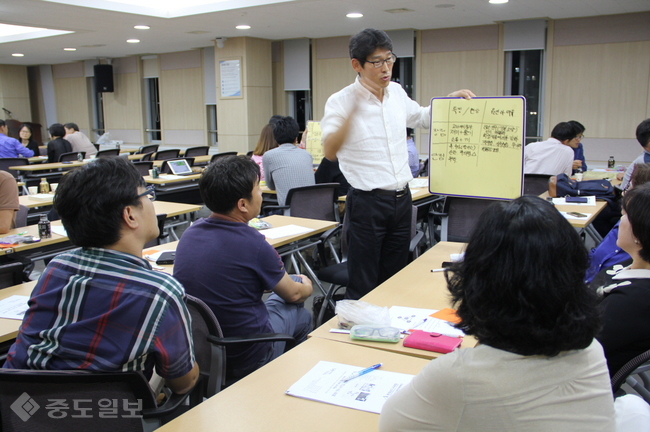 ▲ 지난 22일 내포신도시 충남교육연구정보원에서 충남교육청 교사학습공동체 활동의 일환인 행복나눔학교 전문가 과정 5기 연수가 열렸다. 교사들이 수업 역량 강화를 위해 공동연구를 하고 있다./충남교육청 제공.