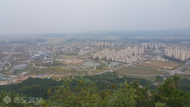 ▲ 용봉산 전망대에서 바라본 홍예공원과 내포신도시 전경.