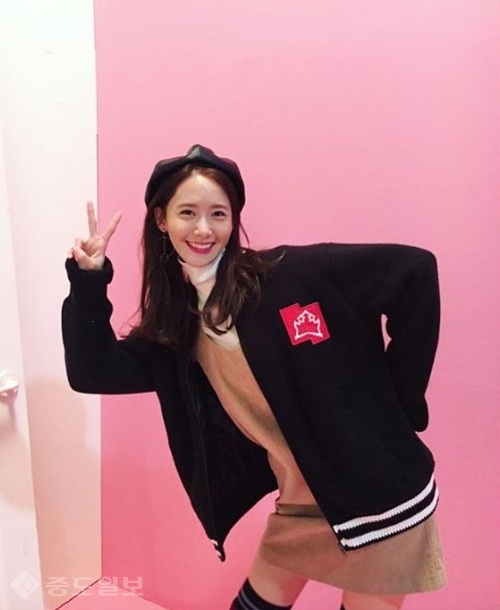 ▲ 윤아가 상큼발랄한 표정과 함께 '브이' 포즈를 하고 있다. 사진출처=윤아 인스타그램