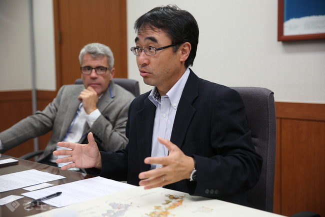 ▲ 레이몬드 무니에르(Raymond Munier) 스웨덴 SKB(핵연료 및 방사성폐기물 관리 회사) 박사(왼쪽)과 요시다 히데카즈(Hidekazu Yoshida) 일본 나고야대학교 교수(오른쪽). ▲ 레이몬드 무니에르(Raymond Munier) 스웨덴 SKB(핵연료 및 방사성폐기물 관리 회사) 박사(왼쪽)과 요시다 히데카즈(Hidekazu Yoshida) 일본 나고야대학교 교수(오른쪽).