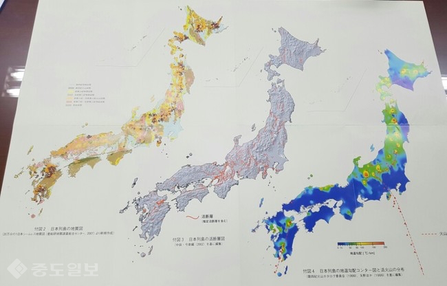 ▲ 일본의 지질도, 활성단층 지도, 화산 지도(2011년). ▲ 일본의 지질도, 활성단층 지도, 화산 지도(2011년).