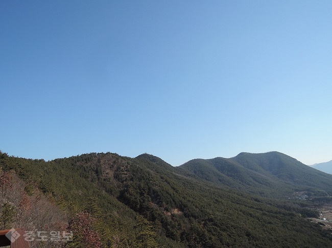 ▲ 옥녀봉(사진 왼쪽)과 봉실산(오른쪽)/사진 출처=네이버 블로그 '풍남문 영동' ▲ 옥녀봉(사진 왼쪽)과 봉실산(오른쪽)/사진 출처=네이버 블로그 '풍남문 영동'