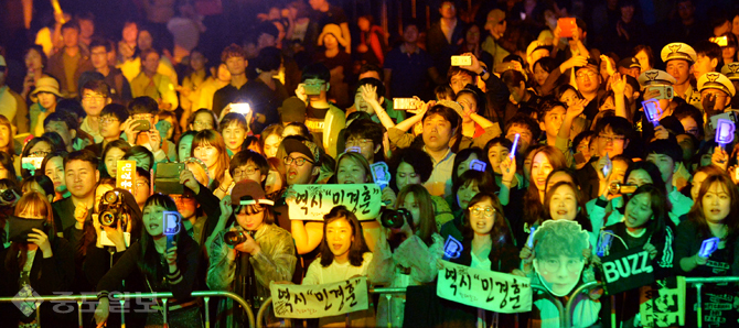 ▲ ‘제2회 빅 필드 락 페스티벌 in 간월도’가 1일 충남 서산시 간월도에서 열려 공연장을 찾은 팬들이 락밴드의 공연을 보며 환호를 하고 있다. 금상진 기자  
<br />