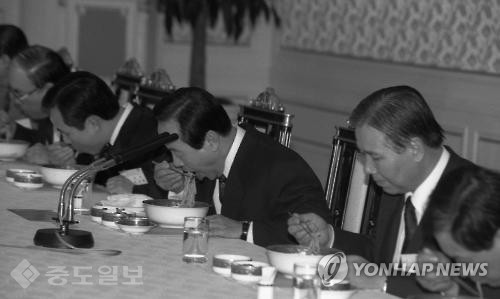 ▲ 칼국수 먹는 김영삼 대통령/사진=연합 DB ▲ 칼국수 먹는 김영삼 대통령/사진=연합 DB
