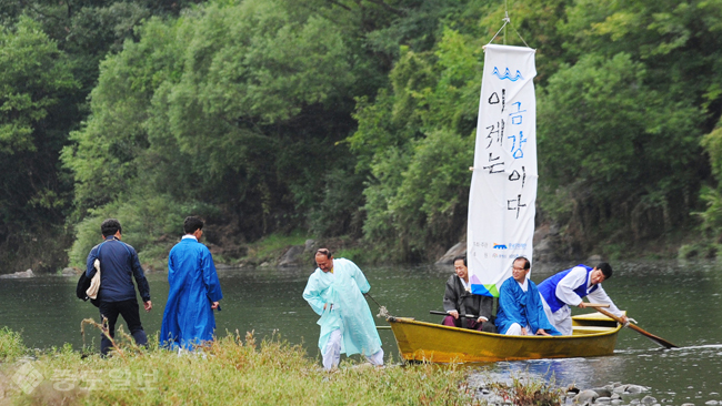 ▲ 문화역사 탐방에 참가한 인사들이 배를 타고 금강을 따라 내려오는 퍼포먼스를 펼치고 있다. 