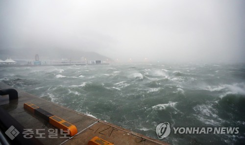 ▲ 제18호 태풍 '차바'가 북상한 5일 오전 전남 여수시 오동도 인근 바다에 파도가 거세게 일고 있다./사진=연합 ▲ 제18호 태풍 '차바'가 북상한 5일 오전 전남 여수시 오동도 인근 바다에 파도가 거세게 일고 있다./사진=연합