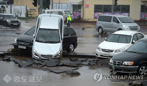 ▲ 태풍 차바의 영향으로 차들이 뒤엉켜 있다. 사진출처=연합뉴스